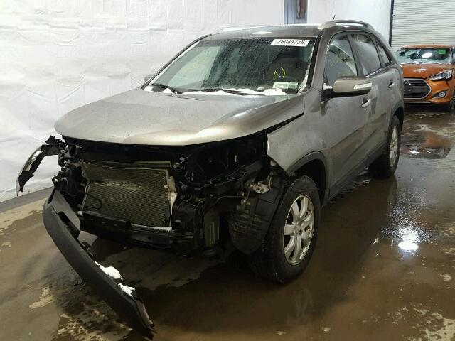 5XYKTDA23BG123649 - 2011 KIA SORENTO BA GRAY photo 2