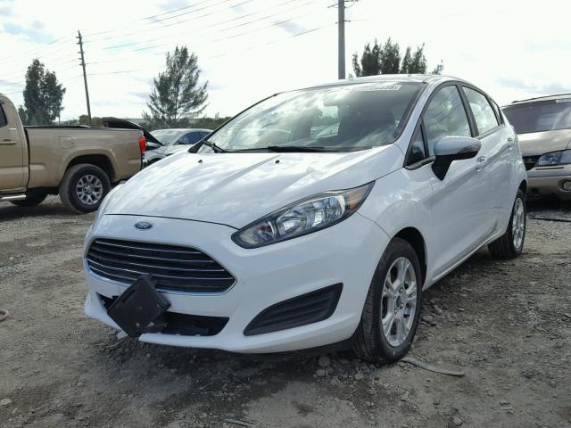 3FADP4EJ4GM150602 - 2016 FORD FIESTA SE WHITE photo 2