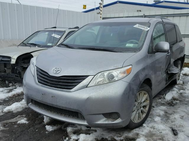 5TDJK3DC0CS043095 - 2012 TOYOTA SIENNA LE GRAY photo 2