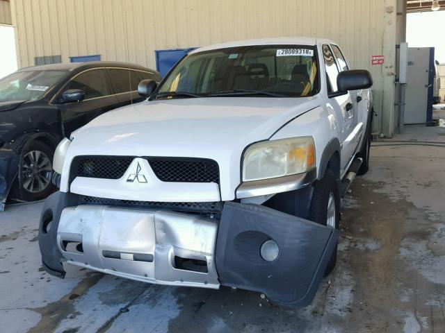 1Z7HC38K46S560719 - 2006 MITSUBISHI RAIDER DUR WHITE photo 2