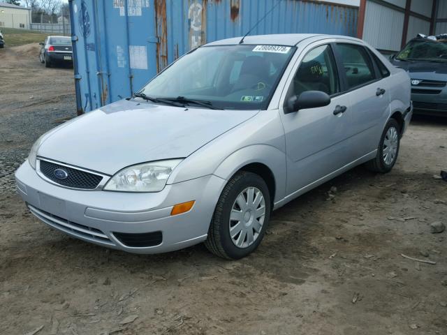 1FAFP34NX5W176285 - 2005 FORD FOCUS ZX4 SILVER photo 2