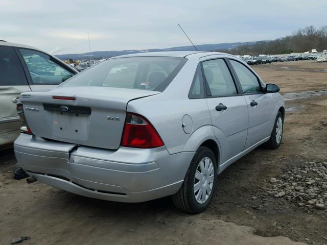 1FAFP34NX5W176285 - 2005 FORD FOCUS ZX4 SILVER photo 4