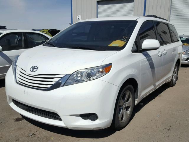 5TDKK3DC8FS608055 - 2015 TOYOTA SIENNA LE WHITE photo 2