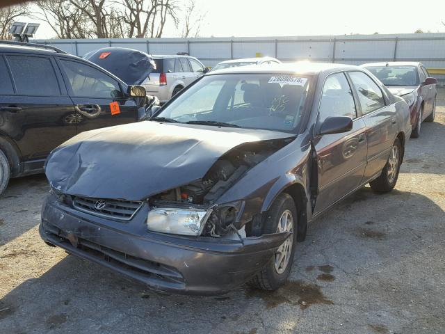 4T1BF28K1YU950800 - 2000 TOYOTA CAMRY LE GRAY photo 2