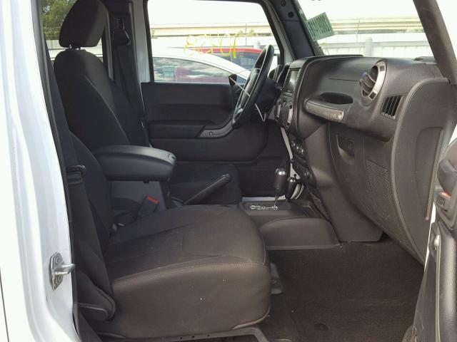 1C4HJWDG0GL265939 - 2016 JEEP WRANGLER U WHITE photo 5