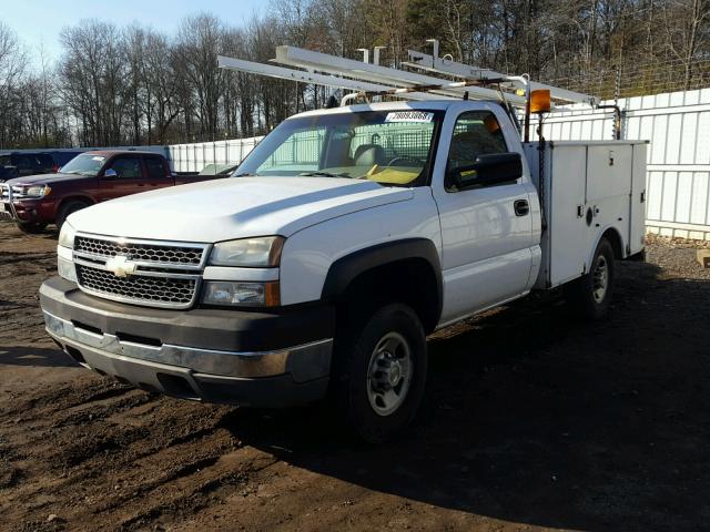 1GBHK24U75E163538 - 2005 CHEVROLET SILVERADO WHITE photo 2