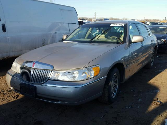 1LNHM82W42Y657178 - 2002 LINCOLN TOWN CAR S TAN photo 2