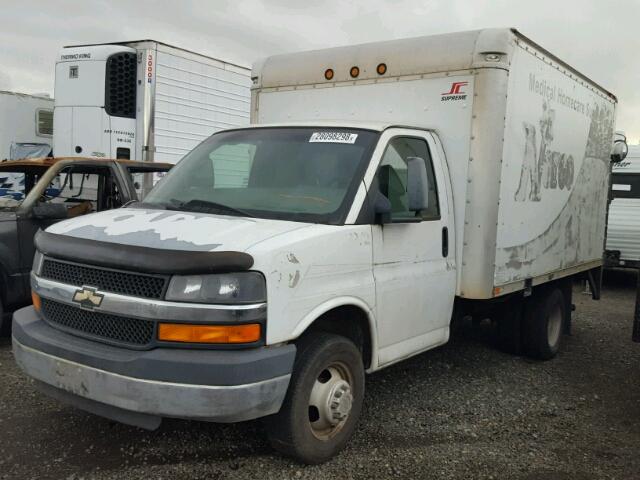 1GBJG31K381177928 - 2008 CHEVROLET EXPRESS G3 WHITE photo 2