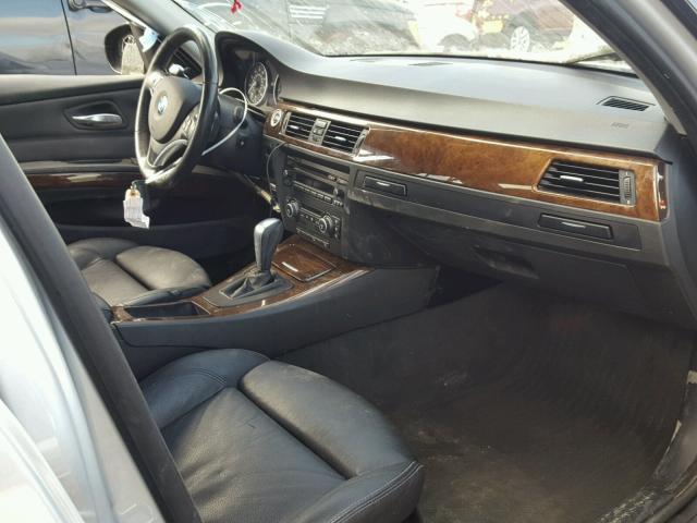 WBAPL33509A404743 - 2009 BMW 335 XI Silber Foto 5