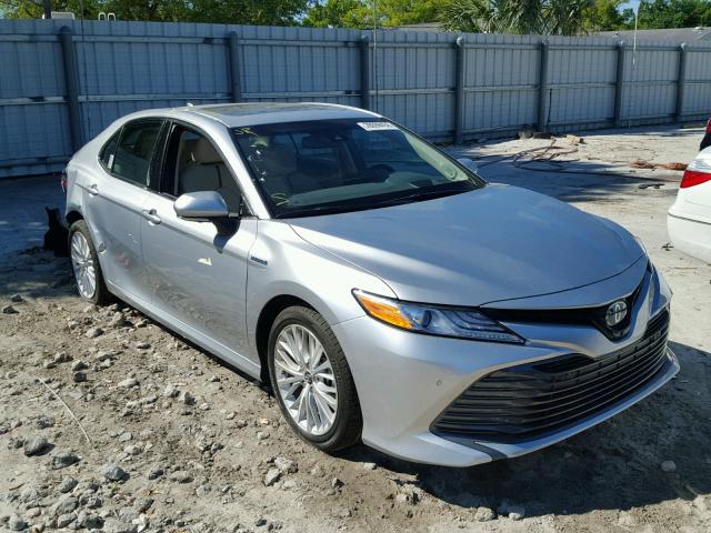 4T1B21HK0JU501572 - 2018 TOYOTA CAMRY HYBR SILVER photo 1