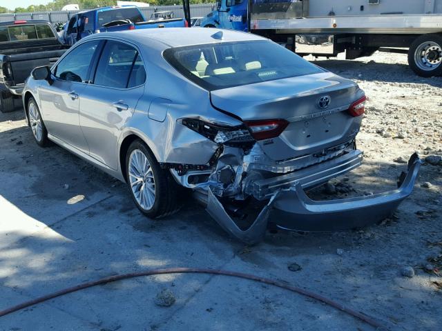 4T1B21HK0JU501572 - 2018 TOYOTA CAMRY HYBR SILVER photo 3