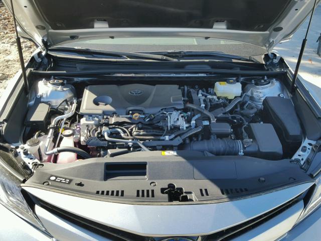 4T1B21HK0JU501572 - 2018 TOYOTA CAMRY HYBR SILVER photo 7