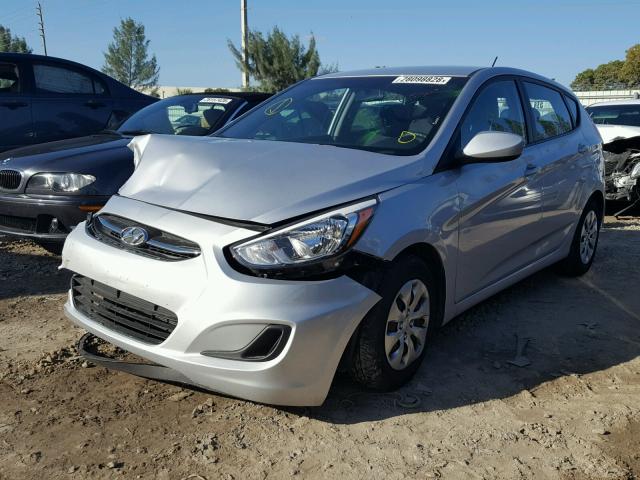 KMHCT5AE9HU335060 - 2017 HYUNDAI ACCENT SE SILVER photo 2