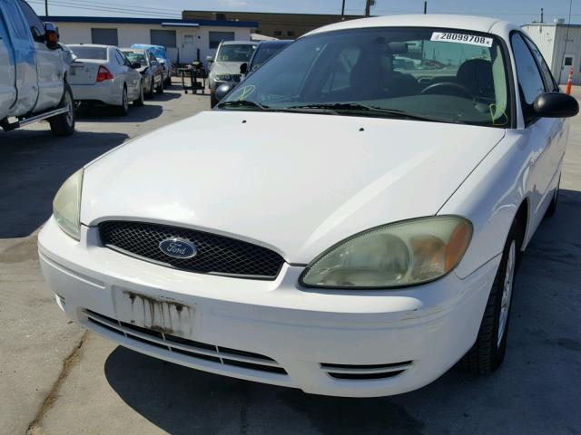 1FAFP53U25A254009 - 2005 FORD TAURUS SE WHITE photo 2