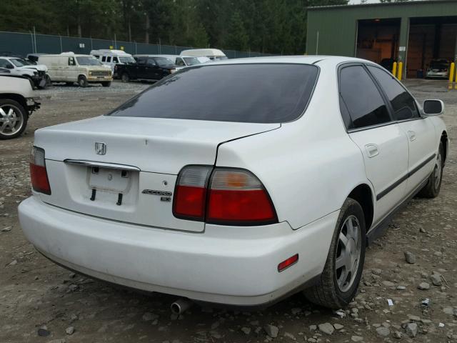 1HGCD5634VA131466 - 1997 HONDA ACCORD LX WHITE photo 4