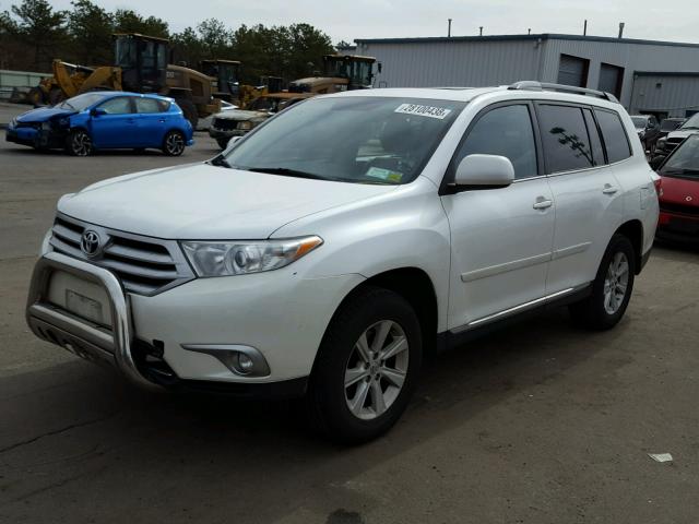 5TDBK3EHXCS139718 - 2012 TOYOTA HIGHLANDER WHITE photo 2