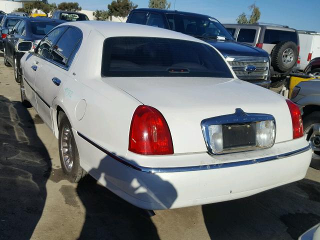 1LNHM83W91Y629910 - 2001 LINCOLN TOWN CAR C WHITE photo 3