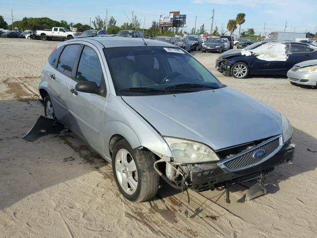 3FAFP37N55R132743 - 2005 FORD FOCUS ZX5 SILVER photo 1