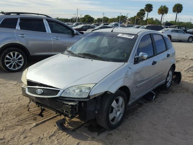 3FAFP37N55R132743 - 2005 FORD FOCUS ZX5 SILVER photo 2