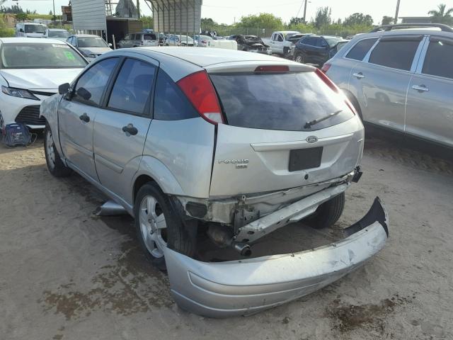 3FAFP37N55R132743 - 2005 FORD FOCUS ZX5 SILVER photo 3