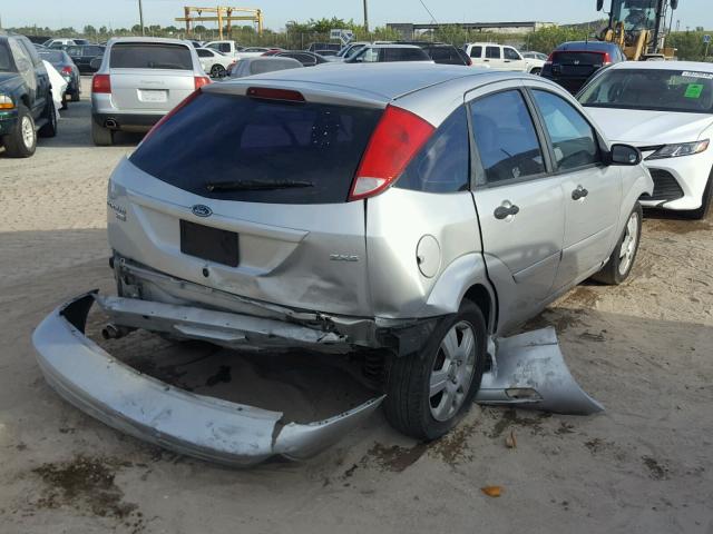 3FAFP37N55R132743 - 2005 FORD FOCUS ZX5 SILVER photo 4