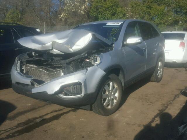 5XYKT3A13BG159777 - 2011 KIA SORENTO BA SILVER photo 2