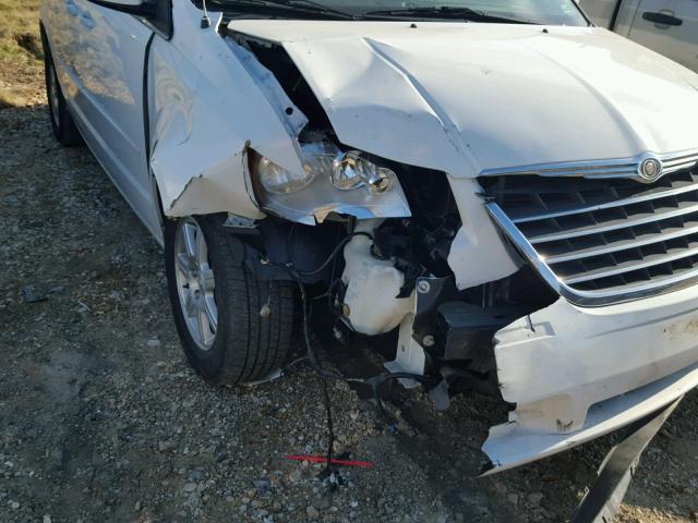 2A8HR54P58R630474 - 2008 CHRYSLER TOWN & COU WHITE photo 9