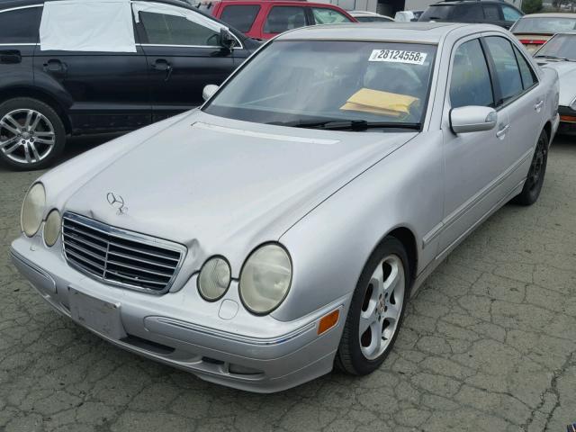 WDBJF70J32B489021 - 2002 MERCEDES-BENZ E 430 SILVER photo 2