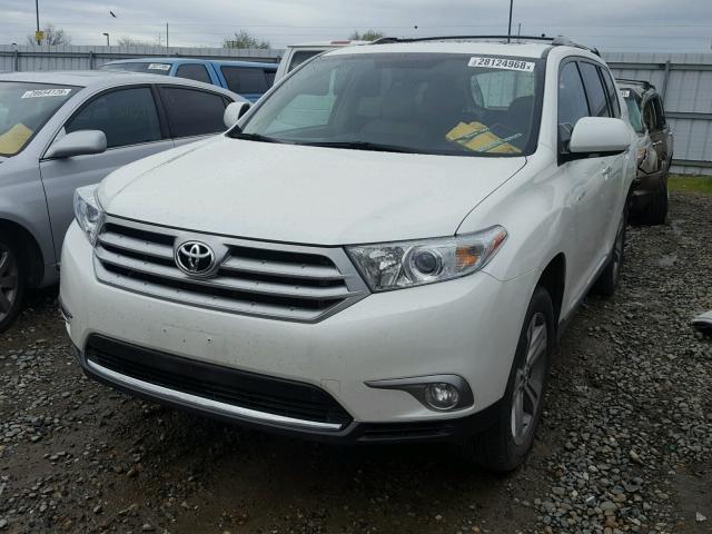 5TDDK3EH1DS257425 - 2013 TOYOTA HIGHLANDER WHITE photo 2