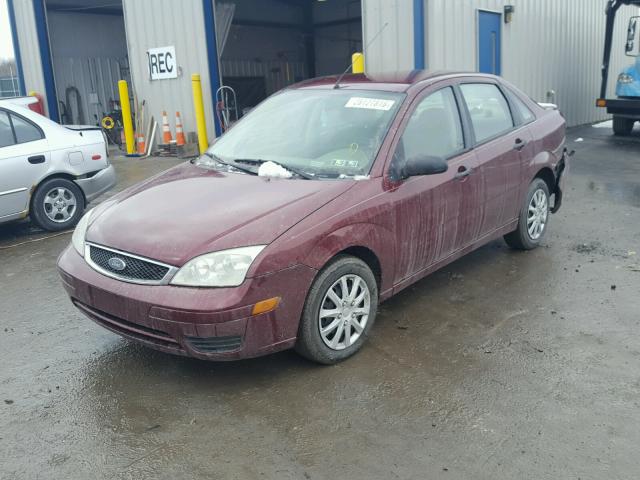 1FAHP34NX7W184107 - 2007 FORD FOCUS ZX4 BURGUNDY photo 2