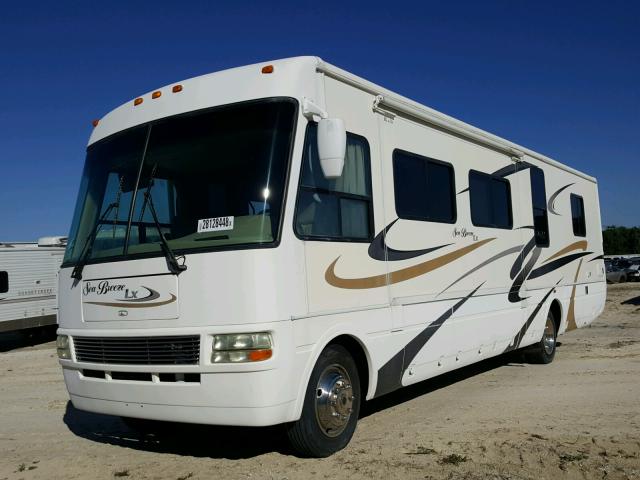 5B4MP67G653403351 - 2005 WORKHORSE CUSTOM CHASSIS MOTORHOME WHITE photo 2