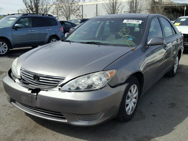 4T1BE32K15U624007 - 2005 TOYOTA CAMRY LE GRAY photo 2