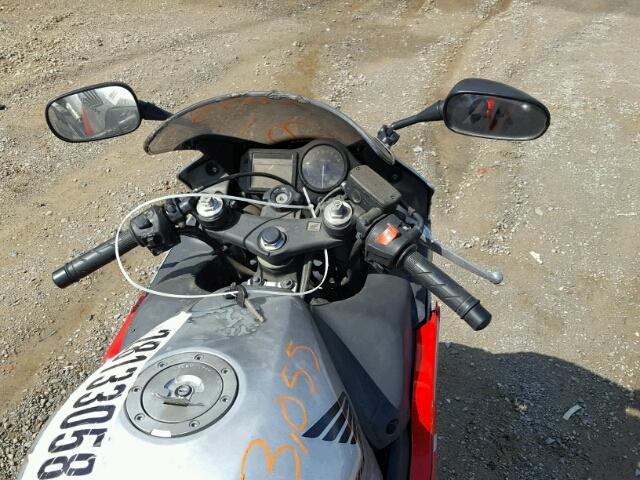 JH2PC35022M305910 - 2002 HONDA CBR600 F4 SILVER photo 5