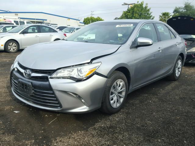 4T4BF1FK4FR448587 - 2015 TOYOTA CAMRY LE SILVER photo 2