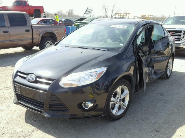 1FAHP3F23CL239608 - 2012 FORD FOCUS SE BLACK photo 2