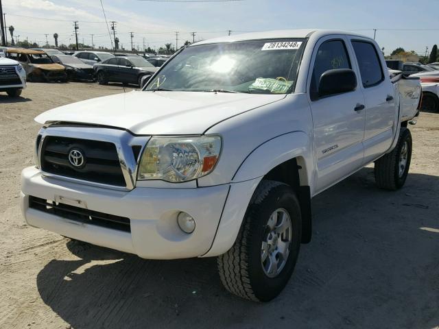 3TMJU62N05M002369 - 2005 TOYOTA TACOMA DOU WHITE photo 2