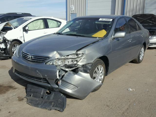 4T1BE32K15U964080 - 2005 TOYOTA CAMRY LE GRAY photo 2