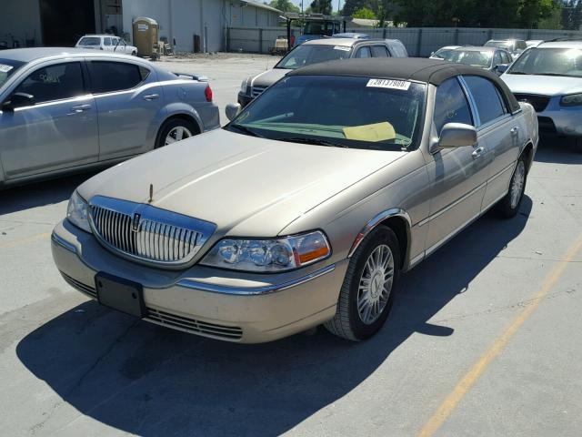 1LNHM81V56Y617724 - 2006 LINCOLN TOWN CAR S BEIGE photo 2