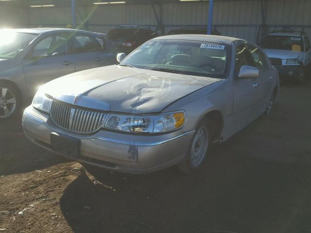 1LNHM82W41Y647331 - 2001 LINCOLN TOWN CAR S BEIGE photo 2