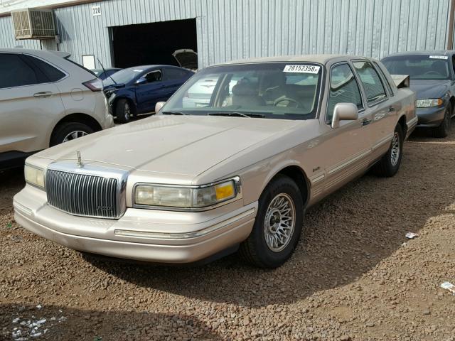 1LNLM81W1VY618712 - 1998 LINCOLN TOWN CAR GOLD photo 2