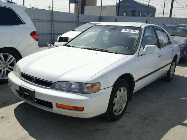 1HGCD5639TA302595 - 1996 HONDA ACCORD LX WHITE photo 2