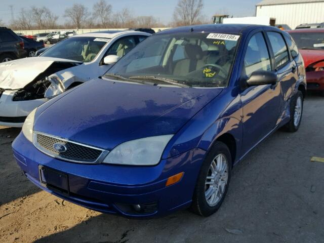 3FAFP37N45R158704 - 2005 FORD FOCUS ZX5 BLUE photo 2