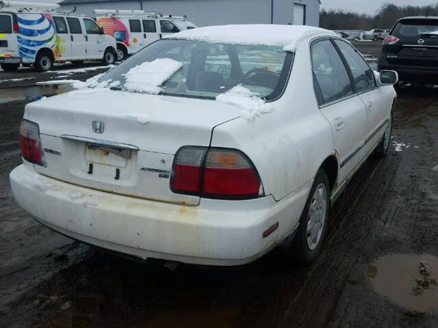 1HGCD5634VA006063 - 1997 HONDA ACCORD LX WHITE photo 4