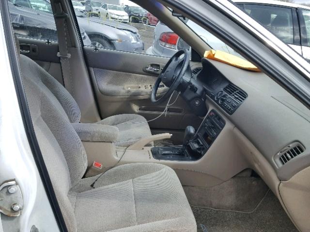 1HGCD5634VA006063 - 1997 HONDA ACCORD LX WHITE photo 5