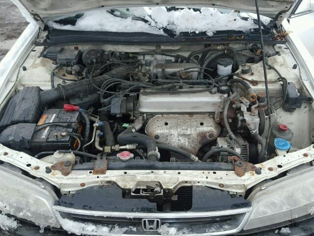 1HGCD5634VA006063 - 1997 HONDA ACCORD LX WHITE photo 7