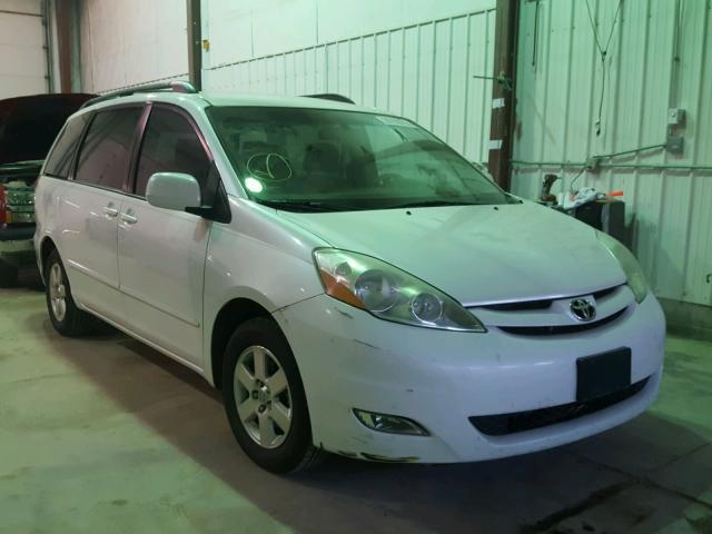 5TDZK22C87S096696 - 2007 TOYOTA SIENNA XLE WHITE photo 1