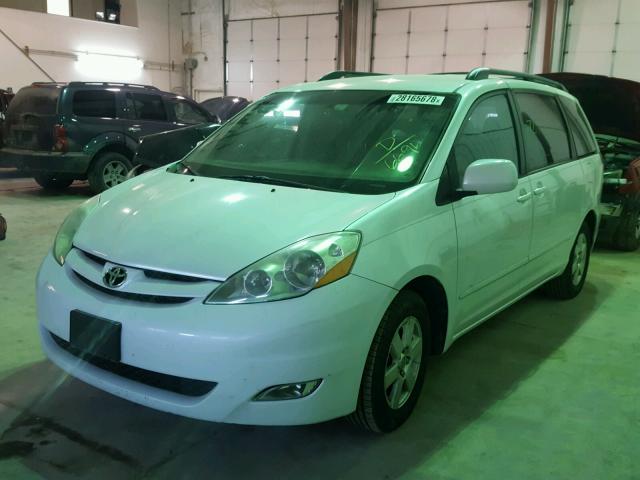 5TDZK22C87S096696 - 2007 TOYOTA SIENNA XLE WHITE photo 2