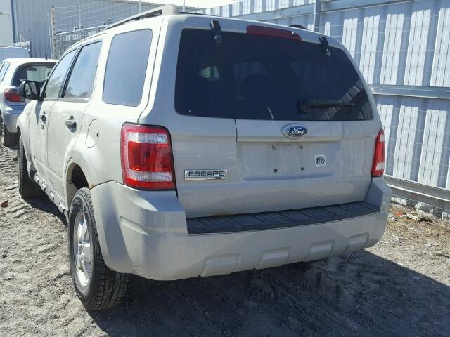 1FMCU03158KA35019 - 2008 FORD ESCAPE XLT WHITE photo 3