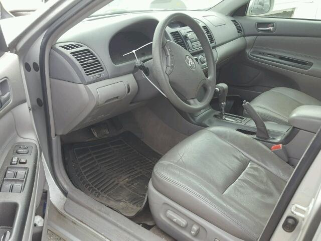 4T1BE30K05U103797 - 2005 TOYOTA CAMRY LE SILVER photo 9