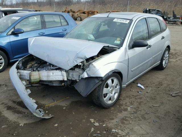 3FAHP37302R177740 - 2002 FORD FOCUS ZX5 SILVER photo 2